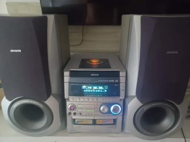 Aparelho de som Aiwa antigo