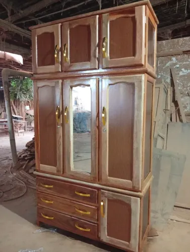 Guarda-Roupa de Madeira Maciça - Elegância e Organização