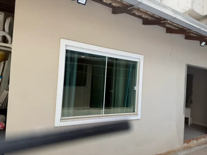 Janela com esquadrias em alumínio , vidro verde