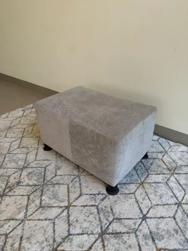 Puff novo de alto padrão para apoio dos pés.