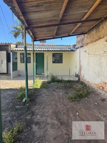 ALUGA-SE CASA DE FUNDOS NO SETOR LESTE ? ? 03 quartos ? Sala ? Cozinha ? Área de serv