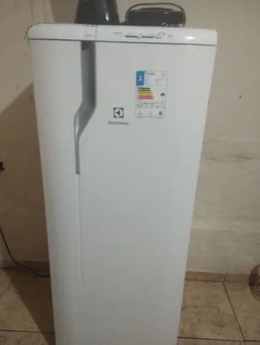 Vendo geladeira por 650$ primeiro dono cinco meses de uso