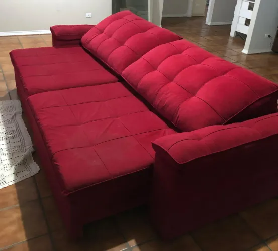 Sofá, mesa, cama e cabeceira
