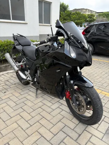Moto Carenada Esportiva Dafra Roadwin 250R