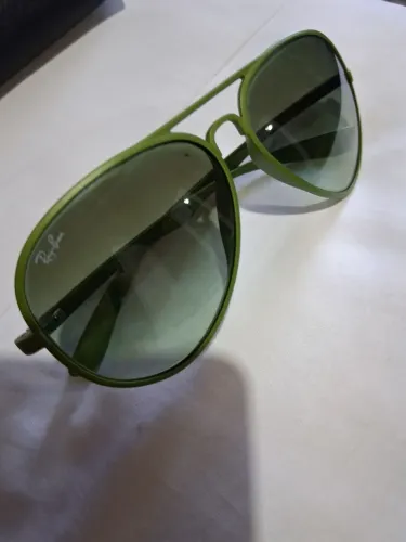 Óculos ray ban bem novo só 150,00