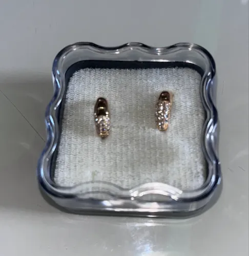 argolinha dourada pequena com pedrinhas de zircônia  delicada
