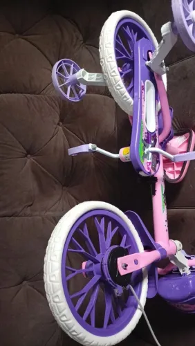 Vendo bicicleta infantil aro 12 pouco tempo de uso semi nova
