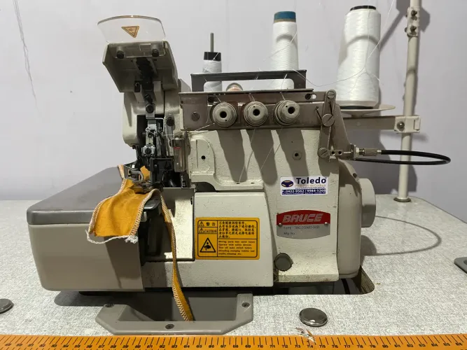 Máquina de costura Overlock industrial com arremate - Modelo 737 Bruce (Jack)