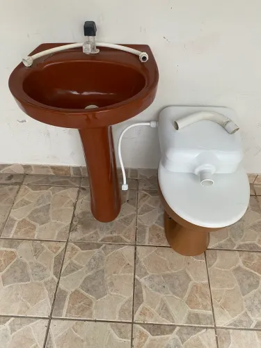 Pia, vaso sanitário e caixa de descarga