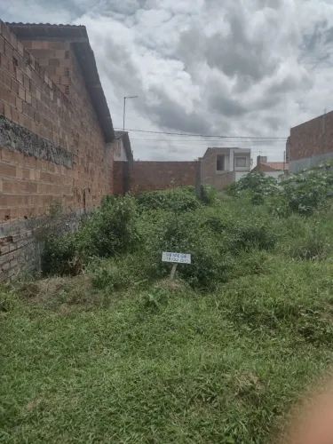 Vendo um lote medindo 76,44 m² ( sendo 5,46 m de frente por 14 m de comprimento