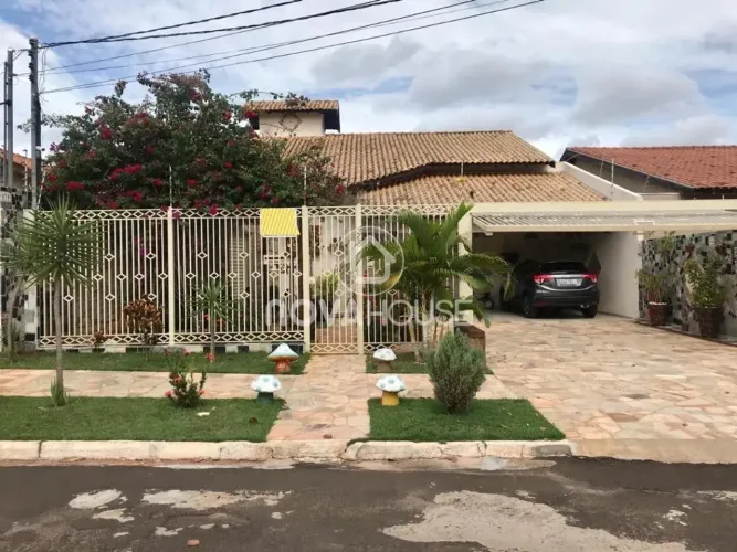 CASA TERREA COM EXCELENTE AREA DE LAZER