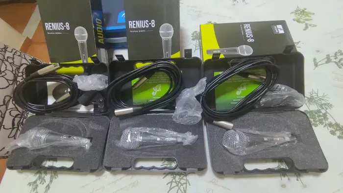 Três microfone arcano com fio e três pedestais novos