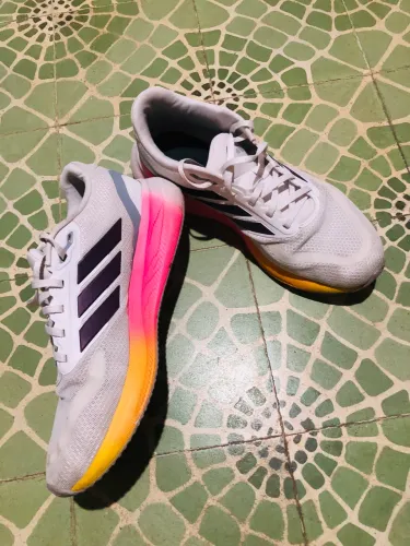 Tênis adidas excelente