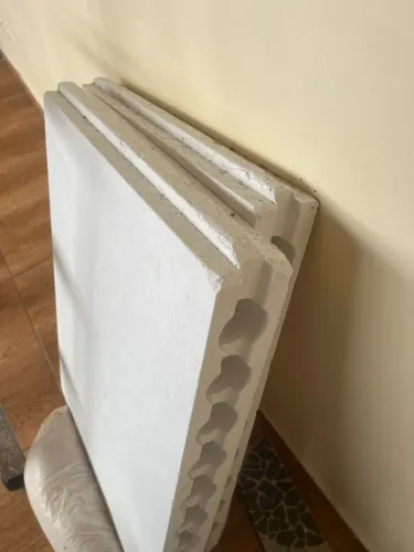 Duas peças de gesso pra parede com sisal
