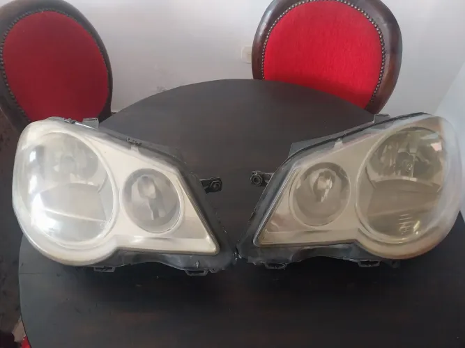 Faróis originais do VW Polo. 