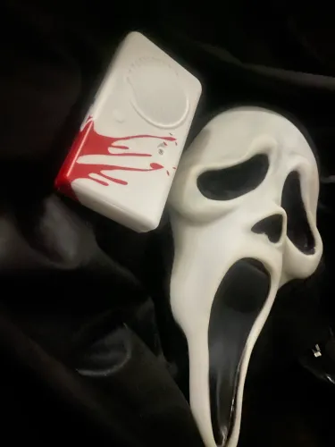 Manto Ghostface + modificador de voz