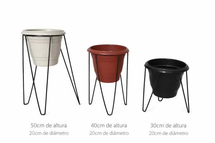 Três suportes de ferro para vasos