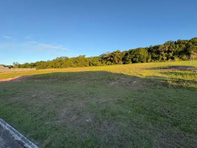 Lote 1014 metros em Condomínio Jardins Veneza - Vila Velha - ES