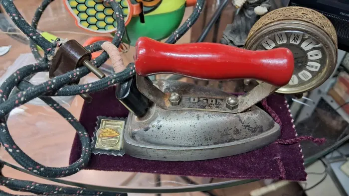 Mini ferro de passar roupas item de Colecionador 