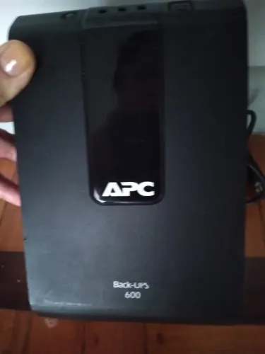 Nobreak apc 600 funcionando.