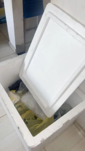 Caixa Isopor grande com dreno ótimo esto.