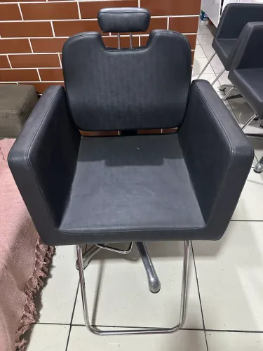 Cadeira para Salão de Beleza/Barbearia - Pouco Tempo de Uso