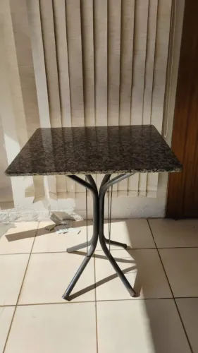 Mesa com tampo de mármore