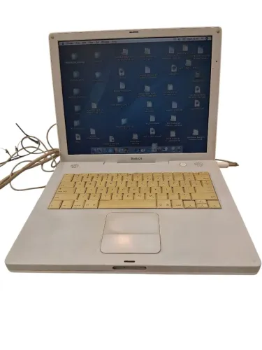 Ibook G4 antigo funcionando no carregador  coleção uso cenografia 