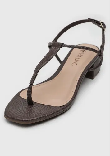 Sandálias novas e de marcas