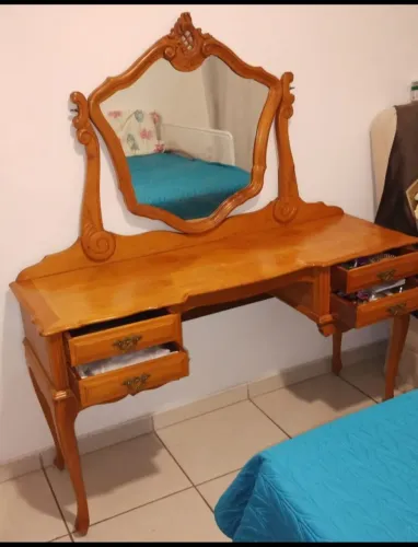 Penteadeira estilo LUÍS XV em madeira peroba do campo maciça com espelho basculante