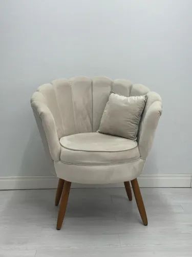 Poltrona decorativa pétala pés palito veludo