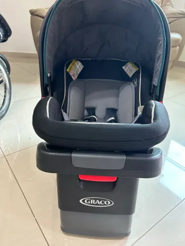 Carrinho bebê com bebê conforto Gracco 