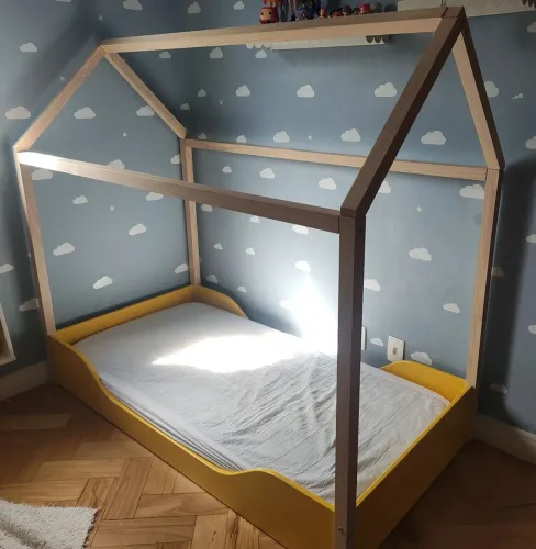 Cama montessoria Tok & Stok com colchão, protetor de colchão e lencóis com elástico