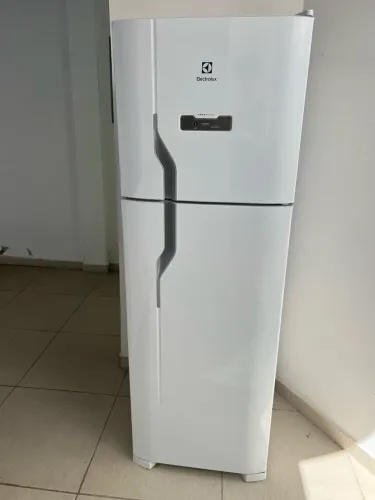 Geladeira Electrolux 370L com freezer