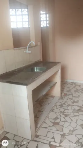 boa casa de 1 quarto com garagem, financia com proprietário