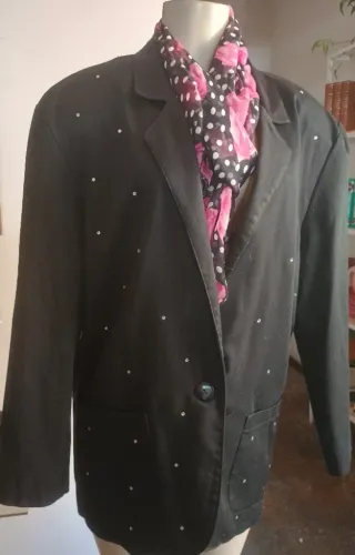Blaser americano, feminino, em tecido preto, enfeitado com strass