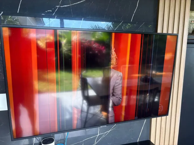 TV Samsung para retirada de peças - Liga normalmente - Tela LCD danificada