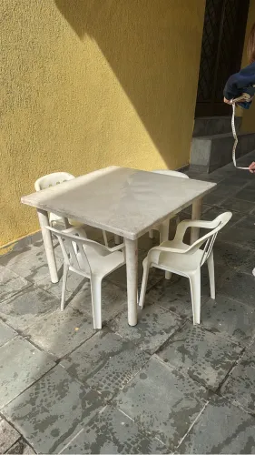 Mesa plástica infantil com 4 cadeiras
