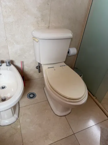 Lote 5 peças. 4 vaso sanitário com caixa acoplada e 1 bidê