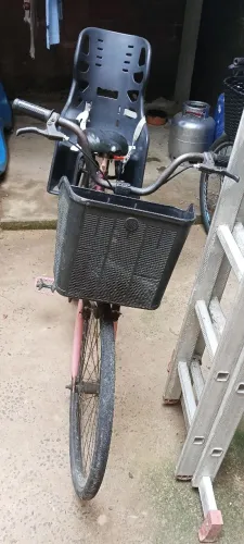 Vendo bicicleta com cesta e cadeirinha completa 