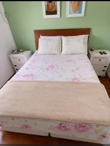 Cama de casal box com cabeceira e baú, base em corino