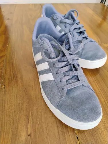Tênis Adidas , em camurça, cor cinza, bom estado, tamanho 42.