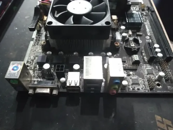Kit Placa mãe ASRock A58M-VG3, A4 6400, 4Gb (2x2Gb), cooler e espelho.