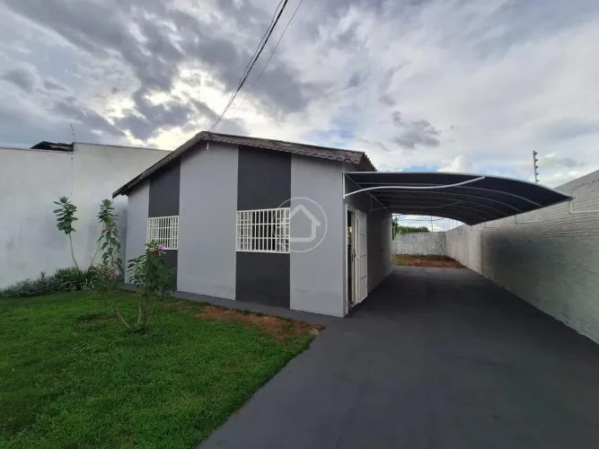 CASA NO JOCKEY CLUB COM TERRENO AMPLO