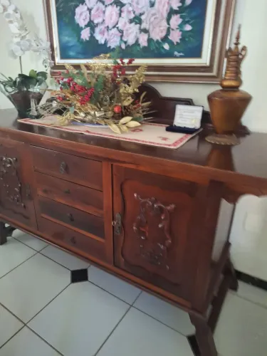 Buffet com 4 gavetas e duas portas