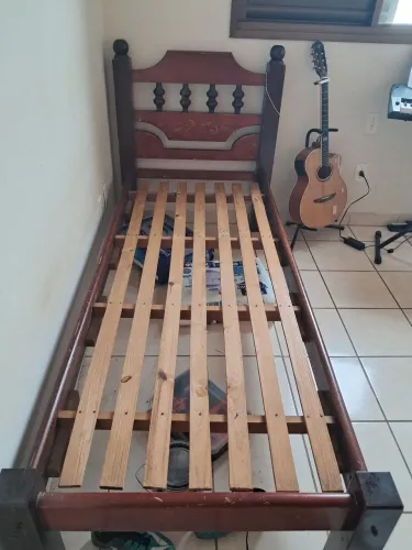 Cama de Solteiro de Madeira Maciça