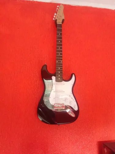 Guitarra elétrica Giannini