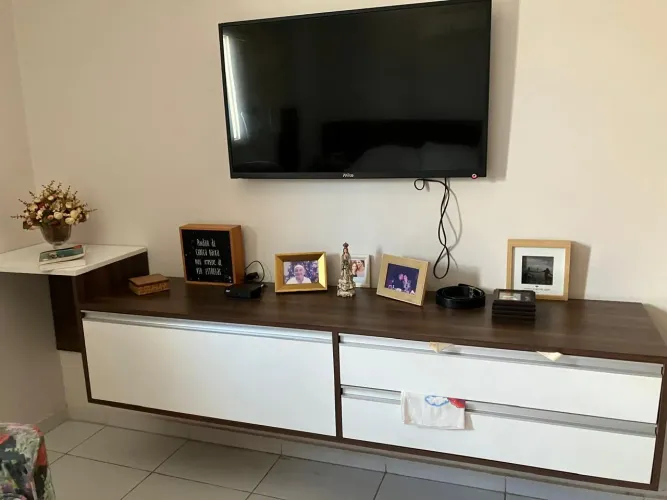 Rack com gavet?es para quarto ou sala.