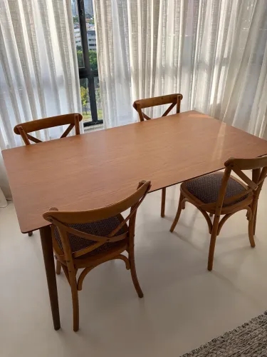 Mesa de jantar em madeira + 4 cadeiras cross