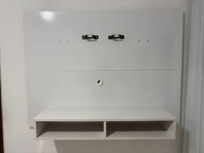 PAINEL PARA TV BRANCO COM PRATELEIRA